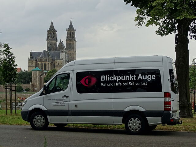 Foto unseres Beratungsmobils: ein weißer Kleinbus mit der Aufschrift "Blickpunkt Auge – Rat und Hilfe bei Sehverlust"